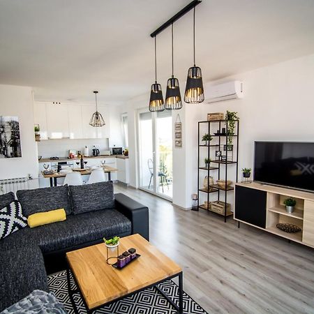 Sky Appartement Slavonski Brod Buitenkant foto