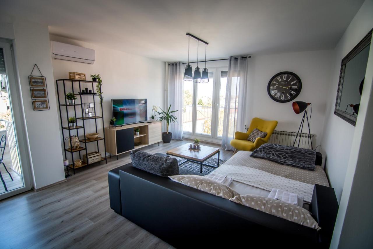 Sky Appartement Slavonski Brod Buitenkant foto