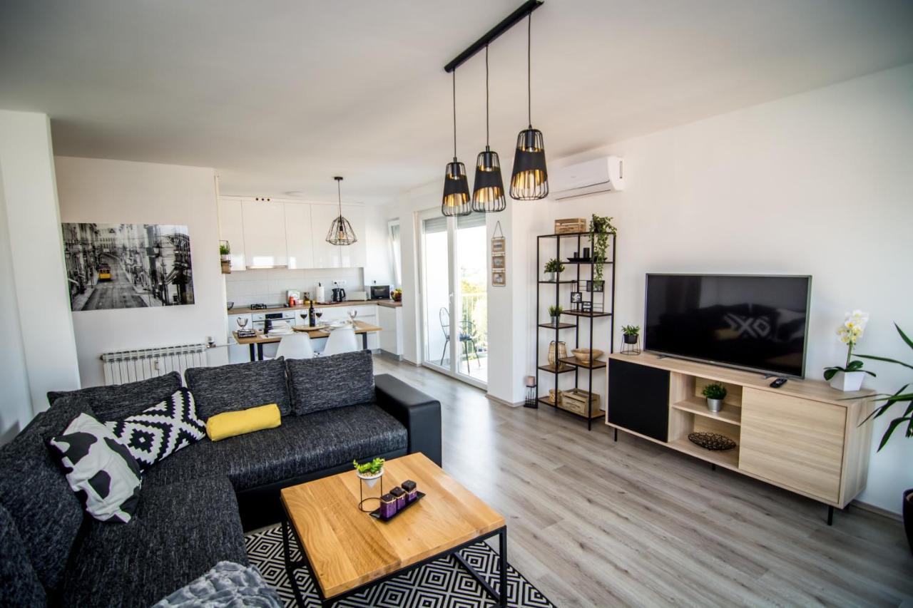 Sky Appartement Slavonski Brod Buitenkant foto