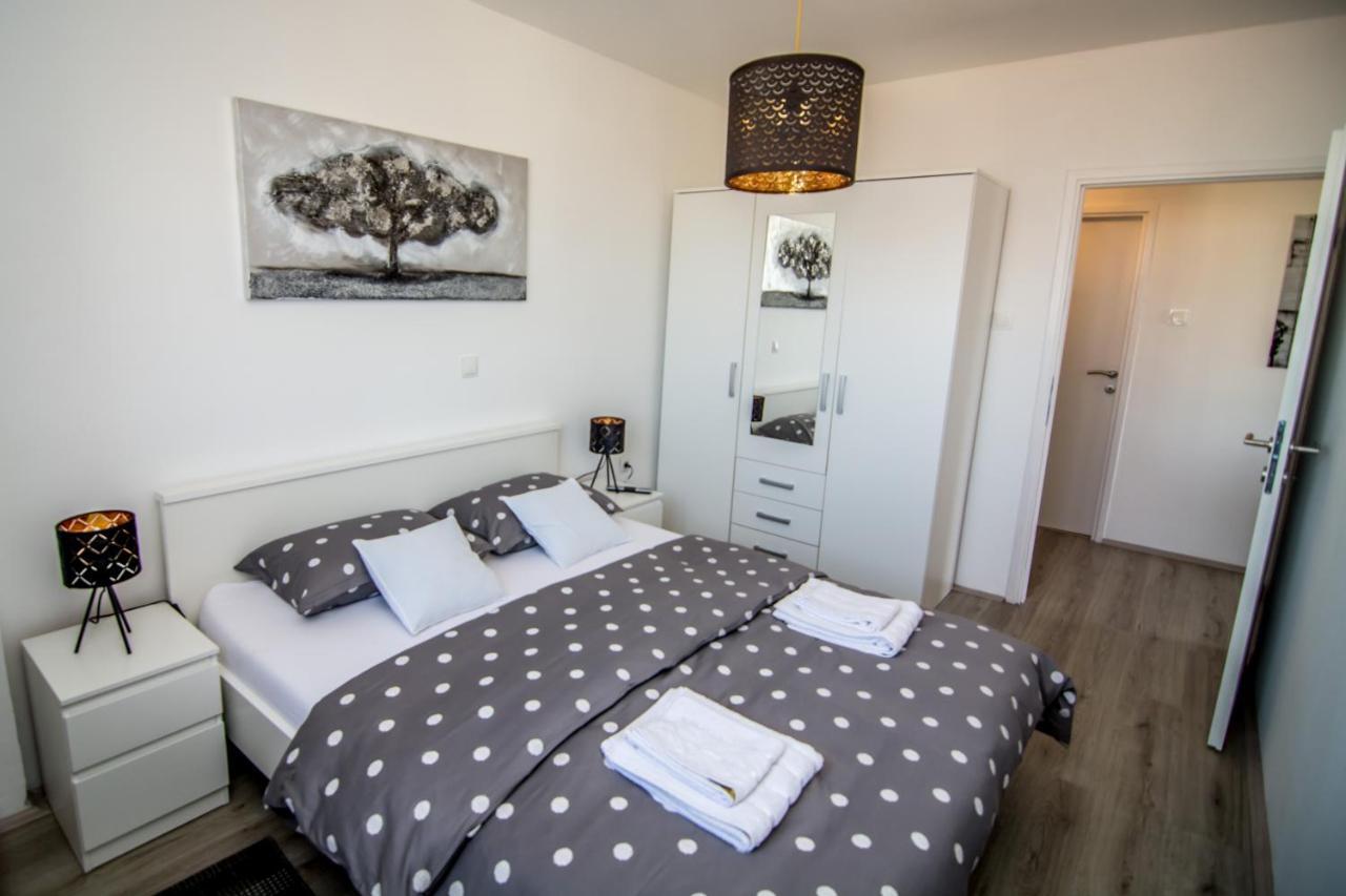 Sky Appartement Slavonski Brod Buitenkant foto