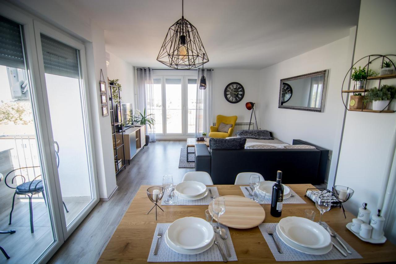 Sky Appartement Slavonski Brod Buitenkant foto
