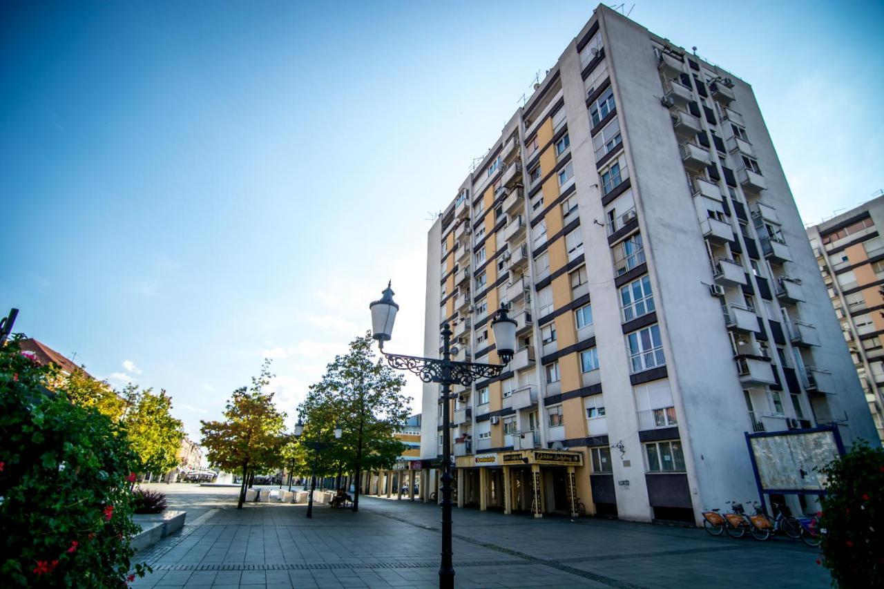 Sky Appartement Slavonski Brod Buitenkant foto
