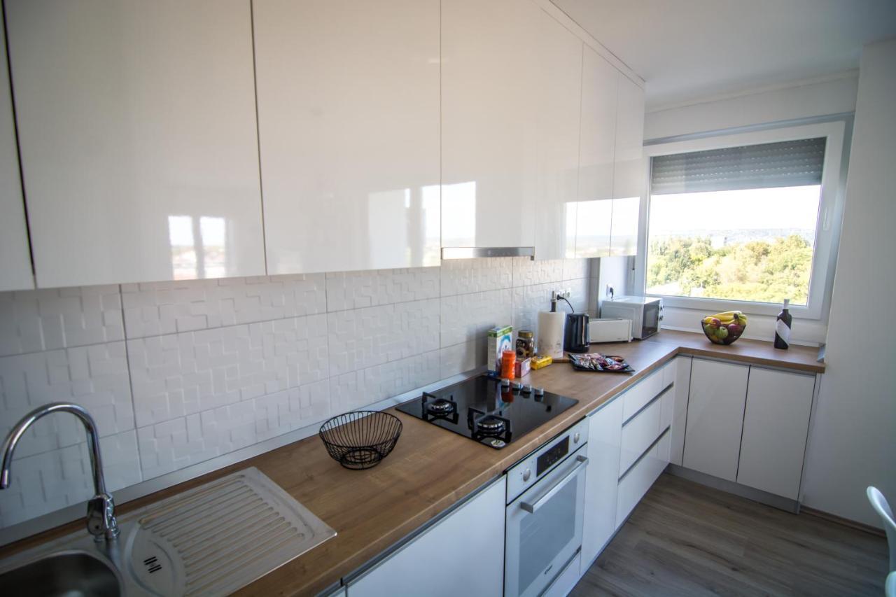 Sky Appartement Slavonski Brod Buitenkant foto