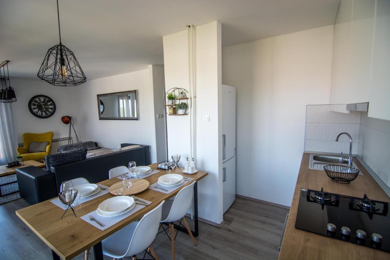 Sky Appartement Slavonski Brod Buitenkant foto