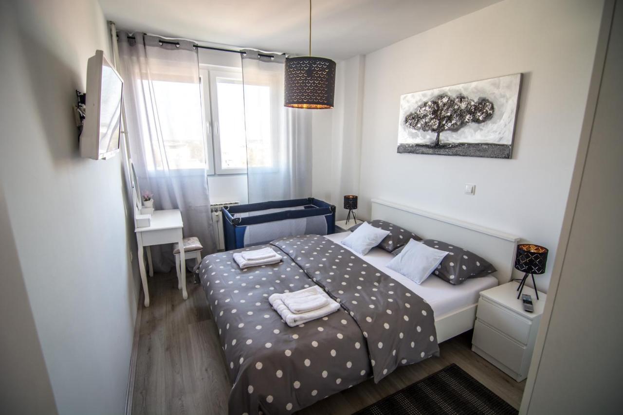 Sky Appartement Slavonski Brod Buitenkant foto